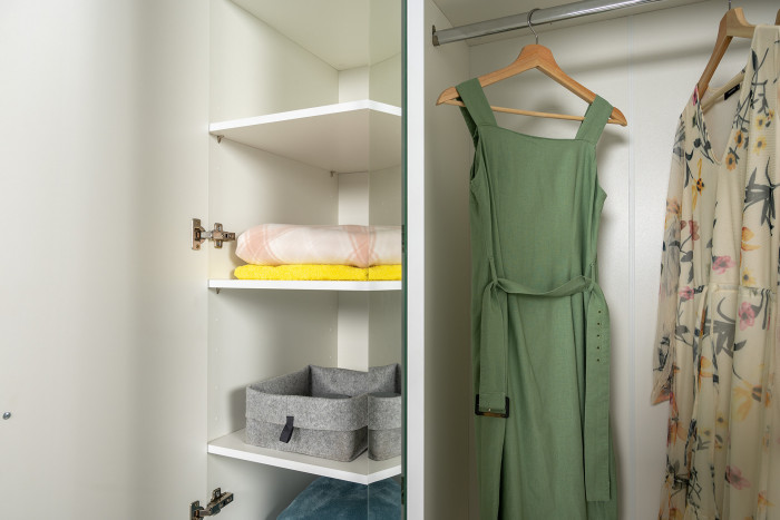 Остин 13.336.03 Шкаф для одежды(три двери, на средней есть зеркало), цвет белый шагрень/дуб крафт золотой, ШхГхВ 120х54,6х229,8 см., ун. сборка